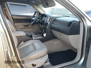 2006 Chrysler 300 C z VIN 2C3KA63H76H409115, wystawiony jako IAAI lot #42276229 z przebiegiem 153 248 mil mil oraz . Historia ofert i sprzedaży dostępna na DreamBid. Obrazek 5.