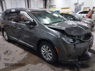 2017 Chrysler Pacifica Touring L z VIN 2C4RC1BGXHR753504, wystawiony jako IAAI lot #41330337 z przebiegiem 103 403 mil mil oraz . Historia ofert i sprzedaży dostępna na DreamBid. Obrazek 1.