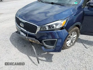 2017 Kia Sorento LX z VIN 5XYPG4A35HG214790, wystawiony jako IAAI lot #42202652 z przebiegiem 89 655 mil mil oraz . Historia ofert i sprzedaży dostępna na DreamBid. Obrazek 6.