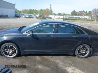 2015 Lincoln MKZ z VIN 3LN6L2G90FR602404, wystawiony jako IAAI lot #41946181 z przebiegiem 146 588 mil mil oraz . Historia ofert i sprzedaży dostępna na DreamBid. Obrazek 14.