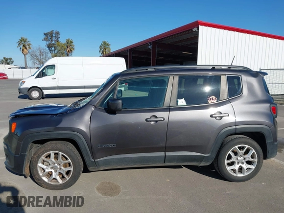 2018 Jeep Renegade Latitude with VIN ZACCJABB5JPH92303, listed as a IAAI auction lot 41762062 with 89,717 mi miles. Bid and sale history available at carsss.com. Image 14.
