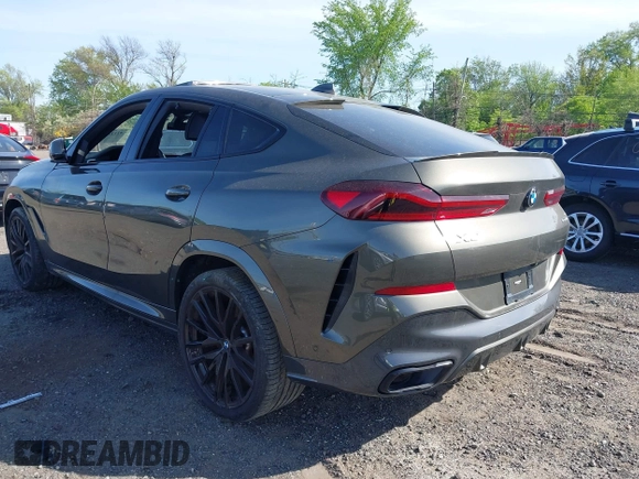 2021 BMW X6 sDrive40i z VIN 5UXCY4C06M9F26841, wystawiony jako IAAI lot #42122749 z przebiegiem 10 072 mil mil oraz . Historia ofert i sprzedaży dostępna na DreamBid. Obrazek 3.