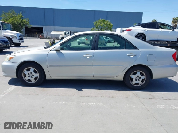 2003 Toyota Camry LE z VIN 4T1BF30K93U555189, wystawiony jako IAAI lot #42086826 z przebiegiem 120 840 mil mil oraz . Historia ofert i sprzedaży dostępna na DreamBid. Obrazek 14.