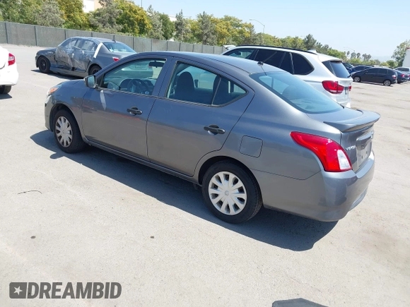 2016 Nissan Versa S z VIN 3N1CN7AP1GL910226, wystawiony jako IAAI lot #42544603 z przebiegiem 128 501 mil mil oraz . Historia ofert i sprzedaży dostępna na DreamBid. Obrazek 3.