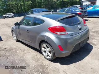 2015 Hyundai Veloster z VIN KMHTC6AD9FU226544, wystawiony jako IAAI lot #42539111 z przebiegiem 121 631 mil mil oraz . Historia ofert i sprzedaży dostępna na DreamBid. Obrazek 3.