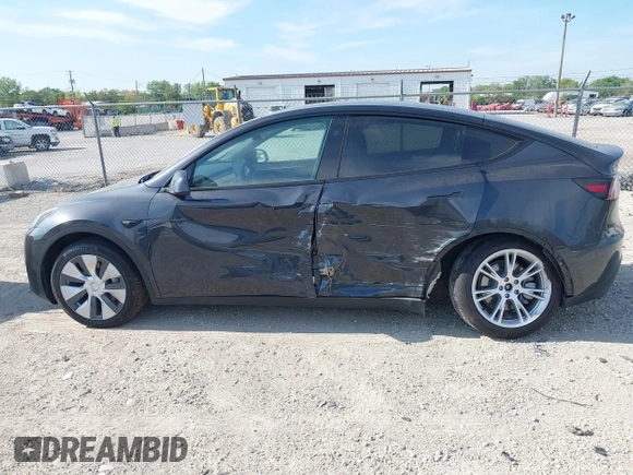 2024 Tesla Model Y Long Range z VIN 7SAYGDEE2RF992489, wystawiony jako IAAI lot #42258232 z przebiegiem 14 771 mil mil oraz . Historia ofert i sprzedaży dostępna na DreamBid. Obrazek 14.
