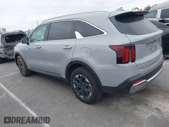 2025 Kia Sorento S z VIN 5XYRL4JC1SG334274, wystawiony jako IAAI lot #41820190 z przebiegiem 8 336 mil mil oraz . Historia ofert i sprzedaży dostępna na DreamBid. Obrazek 3.