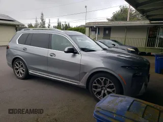 2025 BMW X7 xDrive40i z VIN 5UX23EM04S9W26820, wystawiony jako Copart lot #59388515 z przebiegiem 20 124 mil mil oraz Czysty tytuł • Clean title. Historia ofert i sprzedaży dostępna na DreamBid. Obrazek 4.