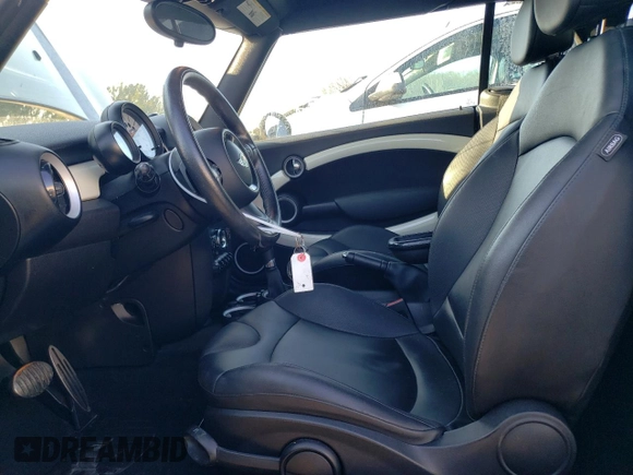 2014 MINI Convertible S z VIN WMWZP3C58ET707569, wystawiony jako Copart lot #42129485 z przebiegiem 62 343 mil mil oraz Szkoda całkowita • Salvage title. Historia ofert i sprzedaży dostępna na DreamBid. Obrazek 7.