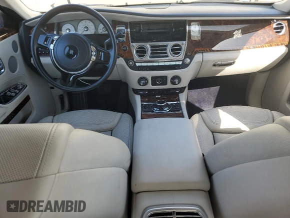 2015 Rolls-Royce Ghost z VIN SCA664S55FUX53413, wystawiony jako Copart lot #50022965 z przebiegiem Nie podano mil oraz Szkody całkowita. Historia ofert i sprzedaży dostępna na DreamBid. Obrazek 8.