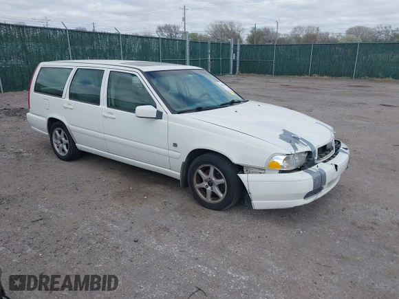 2000 Volvo V70 with VIN YV1LW61J5Y2685130, listed as a IAAI auction lot 41915016 with 222,386 mi miles. Bid and sale history available at carsss.com. Image 1.