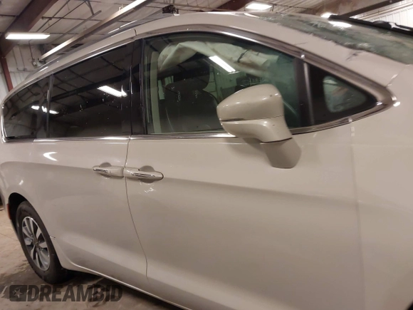 2021 Chrysler Pacifica Touring L with VIN 2C4RC1BG7MR531772, listed as a IAAI auction lot 41834392 with 156,123 mi miles and . Bid and sale history available at DreamBid. Image 13.