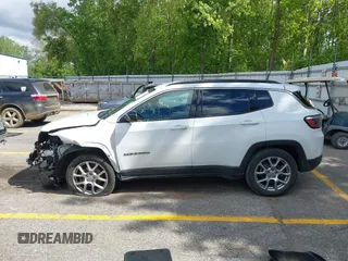2022 Jeep Compass Latitude Lux with VIN 3C4NJDFB7NT112307, listed as a IAAI auction lot 42330292 with 77,240 mi miles and . Bid and sale history available at DreamBid. Image 15.