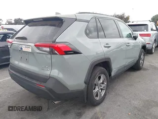 2023 Toyota RAV4 Hybrid XLE z VIN 4T3RWRFV3PU082518, wystawiony jako IAAI lot #42293513 z przebiegiem 14 463 mil mil oraz . Historia ofert i sprzedaży dostępna na DreamBid. Obrazek 4.