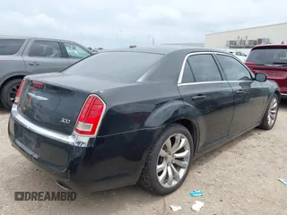 2013 Chrysler 300 z VIN 2C3CCAAG4DH508161, wystawiony jako IAAI lot #42137024 z przebiegiem 198 728 mil mil oraz . Historia ofert i sprzedaży dostępna na DreamBid. Obrazek 4.