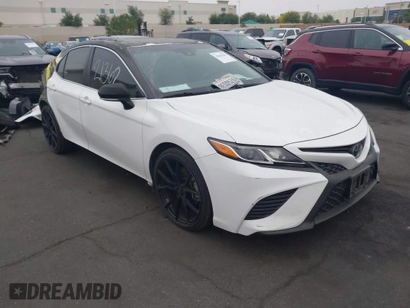 2018 Toyota Camry LE z VIN 4T1B11HK7JU111555, wystawiony jako IAAI lot #42421362 z przebiegiem 102 404 mil mil oraz . Historia ofert i sprzedaży dostępna na DreamBid. Obrazek 1.