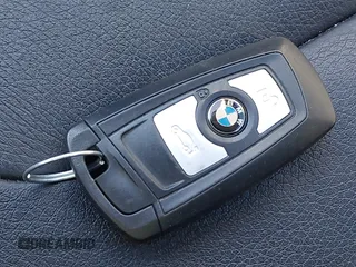 2015 BMW 3 Series 328i xDrive z VIN WBA3B5G58FNS13423, wystawiony jako IAAI lot #42050878 z przebiegiem 82 235 mil mil oraz . Historia ofert i sprzedaży dostępna na DreamBid. Obrazek 11.