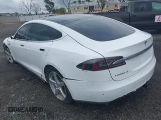 2013 Tesla Model S с VIN 5YJSA1CN0DFP31750, выставлен на аукционе IAAI как лот 41911343 с пробегом 209 664 миль миль и . История ставок и продаж доступна на DreamBid. Изображение 3.