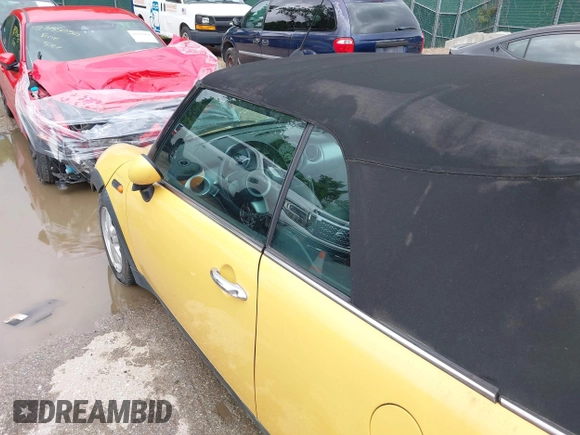 2008 MINI Convertible z VIN WMWRF33578TF67945, wystawiony jako IAAI lot #42315750 z przebiegiem 110 340 mil mil oraz . Historia ofert i sprzedaży dostępna na DreamBid. Obrazek 6.