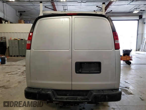 2017 GMC Savana Cargo z VIN 1GTW7AFF1H1146601, wystawiony jako Copart lot #56892085 z przebiegiem 125 805 mil mil oraz Czysty tytuł • Clean title. Historia ofert i sprzedaży dostępna na DreamBid. Obrazek 6.