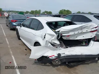 2025 Toyota Camry LE z VIN 4T1DAACK0SU076570, wystawiony jako IAAI lot #42095067 z przebiegiem 9 165 mil mil oraz . Historia ofert i sprzedaży dostępna na DreamBid. Obrazek 3.