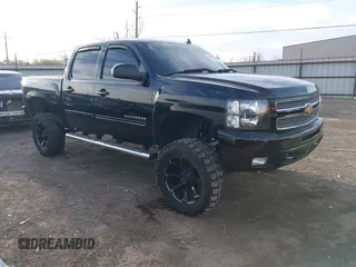 2013 Chevrolet Silverado 1500 LT with VIN 3GCPKSE78DG104750, listed as a IAAI auction lot 41815590 with 188,800 mi miles. Bid and sale history available at carsss.com. Image 1.