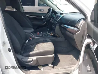2014 Kia Sorento LX with VIN 5XYKT3A69EG539397, listed as a IAAI auction lot 39879930 with 1 mi miles. Bid and sale history available at carsss.com. Image 5.