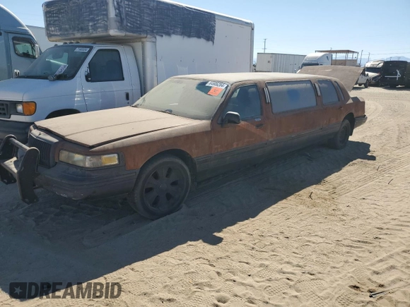 1997 Lincoln Town Car Executive z VIN 1LNLM81W0VY678786, wystawiony jako Copart lot #64906284 z przebiegiem Nie podano mil oraz Szkody całkowita. Historia ofert i sprzedaży dostępna na DreamBid. Obrazek 1.