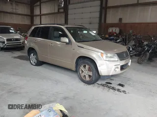2006 Suzuki Grand Vitara Luxury z VIN JS3TD947464102420, wystawiony jako IAAI lot #42453730 z przebiegiem 135 370 mil mil oraz . Historia ofert i sprzedaży dostępna na DreamBid. Obrazek 1.