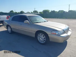 2006 Lincoln Town Car Signature Limited z VIN 1LNHM82V26Y628467, wystawiony jako IAAI lot #42221605 z przebiegiem 249 382 mil mil oraz . Historia ofert i sprzedaży dostępna na DreamBid. Obrazek 1.