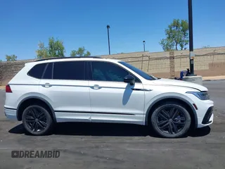 2022 Volkswagen Tiguan SE R-Line Black with VIN 3VVCB7AX3NM073218, listed as a IAAI auction lot 42254388 with 31,998 mi miles and . Bid and sale history available at DreamBid. Image 13.