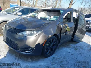 2018 Chrysler Pacifica Limited with VIN 2C4RC1GG1JR289095, listed as a IAAI auction lot 41413115 with 92,045 mi miles. Bid and sale history available at carsss.com. Image 18.