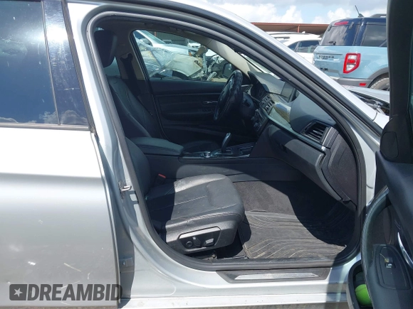 2013 BMW 3 Series 328i xDrive z VIN WBA3B3C55DF541335, wystawiony jako IAAI lot #42606280 z przebiegiem 102 339 mil mil oraz . Historia ofert i sprzedaży dostępna na DreamBid. Obrazek 5.