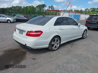 2010 Mercedes-Benz E-Class E 350 Luxury with VIN WDDHF5GB0AA059847, listed as a IAAI auction lot 42158332 with 293,386 mi miles. Bid and sale history available at carsss.com. Image 4.