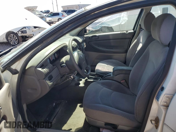 2006 Dodge Stratus SXT z VIN 1B3EL46XX6N175121, wystawiony jako Copart lot #57158304 z przebiegiem 157 541 mil mil oraz Szkody całkowita. Historia ofert i sprzedaży dostępna na DreamBid. Obrazek 7.