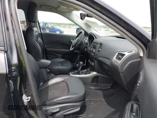 2018 Jeep Compass Latitude z VIN 3C4NJDBB7JT232821, wystawiony jako IAAI lot #42509561 z przebiegiem 142 526 mil mil oraz . Historia ofert i sprzedaży dostępna na DreamBid. Obrazek 5.
