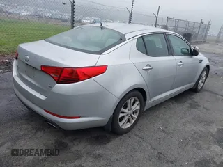 2013 Kia Optima LX z VIN 5XXGM4A76DG226683, wystawiony jako IAAI lot #42242322 z przebiegiem 194 059 mil mil oraz . Historia ofert i sprzedaży dostępna na DreamBid. Obrazek 4.