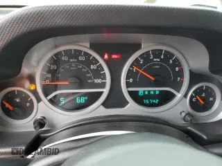 2008 Jeep Wrangler Rubicon z VIN 1J8GA69138L533859, wystawiony jako Copart lot #54202865 z przebiegiem 75 742 mil mil oraz Szkoda całkowita • Salvage title. Historia ofert i sprzedaży dostępna na DreamBid. Obrazek 9.