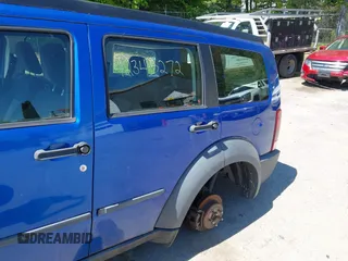 2007 Dodge Nitro SXT z VIN 1D8GU28K07W565166, wystawiony jako IAAI lot #42343272 z przebiegiem 152 813 mil mil oraz . Historia ofert i sprzedaży dostępna na DreamBid. Obrazek 17.