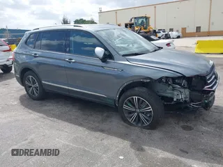 2024 Volkswagen Tiguan Wolfsburg Edition z VIN 3VV6B7AX3RM228613, wystawiony jako IAAI lot #41904996 z przebiegiem 3 129 mil mil oraz . Historia ofert i sprzedaży dostępna na DreamBid. Obrazek 1.