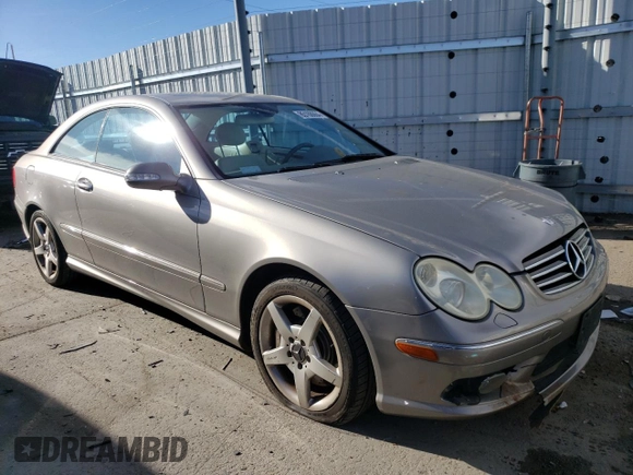 2005 Mercedes-Benz CLK 500 z VIN WDBTJ75J05F159477, wystawiony jako Copart lot #85168664 z przebiegiem 122 295 mil mil oraz Szkody całkowita. Historia ofert i sprzedaży dostępna na DreamBid. Obrazek 4.