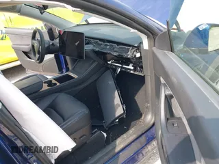 2022 Tesla Model Y Long Range z VIN 7SAYGDEE3NF455544, wystawiony jako IAAI lot #42123963 z przebiegiem 23 882 mil mil oraz . Historia ofert i sprzedaży dostępna na DreamBid. Obrazek 5.