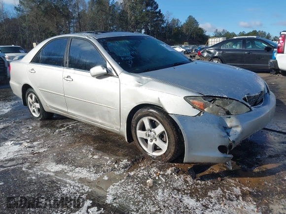 2003 Toyota Camry LE z VIN 4T1BF32K03U561492, wystawiony jako IAAI lot #41607321 z przebiegiem 171 920 mil mil oraz . Historia ofert i sprzedaży dostępna na DreamBid. Obrazek 1.