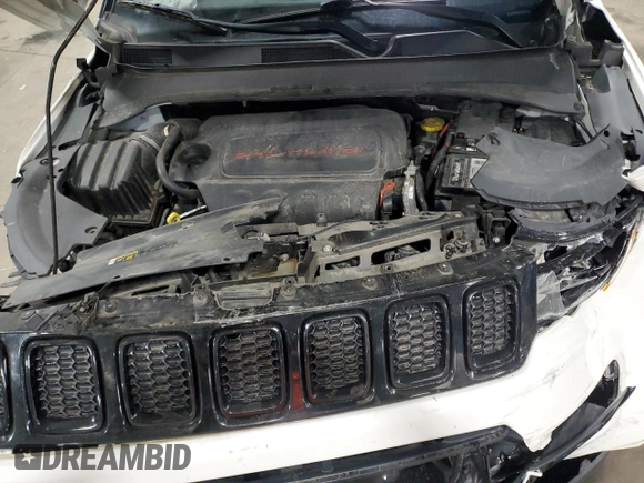 2018 Jeep Compass Latitude z VIN 3C4NJDBB6JT394374, wystawiony jako Copart lot #54229455 z przebiegiem 51 625 mil mil oraz Szkoda całkowita • Salvage title. Historia ofert i sprzedaży dostępna na DreamBid. Obrazek 12.