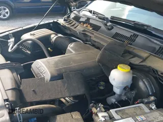 2023 Ram 1500 Warlock z VIN 1C6RR7GG7PS556496, wystawiony jako IAAI lot #42751186 z przebiegiem 60 211 mil mil oraz . Historia ofert i sprzedaży dostępna na DreamBid. Obrazek 19.