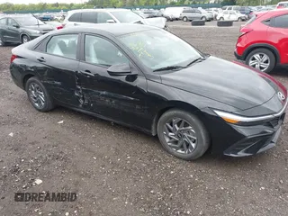 2024 Hyundai Elantra SEL z VIN KMHLM4DG6RU653322, wystawiony jako IAAI lot #42203975 z przebiegiem 31 398 mil mil oraz . Historia ofert i sprzedaży dostępna na DreamBid. Obrazek 1.