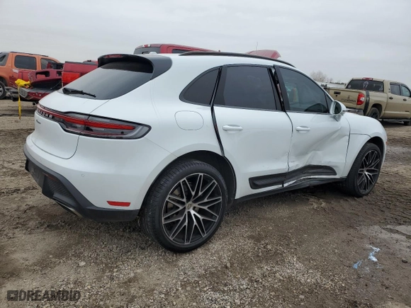 2022 Porsche Macan with VIN WP1AA2A57NLB10927, listed as a Copart auction lot 45388335 with 19,583 mi miles and Salvage Title. Bid and sale history available at carsss.com. Image 3.
