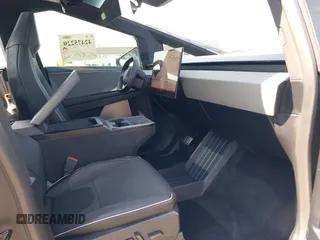 2024 Tesla Cybertruck с VIN 7G2CEHED5RA053441, выставлен на аукционе IAAI как лот 42475220 с пробегом 8 671 миль миль и . История ставок и продаж доступна на DreamBid. Изображение 5.