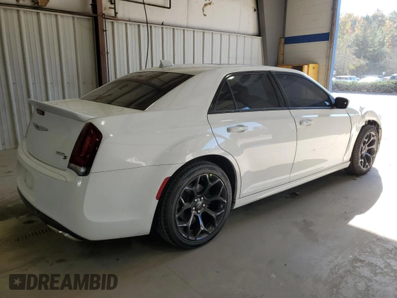 2020 Chrysler 300 S z VIN 2C3CCABT9LH181069, wystawiony jako Copart lot #76281354 z przebiegiem 66 773 mil mil oraz Szkoda całkowita • Salvage title. Historia ofert i sprzedaży dostępna na DreamBid. Obrazek 3.
