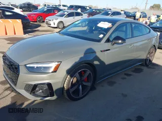 2024 Audi A5 Sportback S line Premium Plus z VIN WAUFACF52RA050804, wystawiony jako IAAI lot #41046774 z przebiegiem 6 493 mil mil oraz . Historia ofert i sprzedaży dostępna na DreamBid. Obrazek 2.